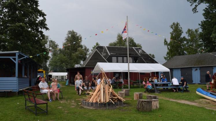 Auf dem Gelände des Kanuclubs konnten die Bützower gemeinsam das Sommerfest genießen. Nach dem Schauer am Nachmittag ging es ausgelassen weiter.  