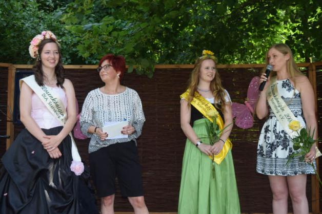 Seit ihrer Abdankung 2009 erstmals wieder zu Gast: Sophie Reiber (r.), die Rosenkönigin 2008. Auf der Bühne mit der amtierenden Heidekönigin Lisa, die vorher die 2014er-Rosenkönigin war.