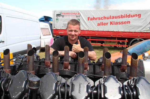 Zwölf Zylinder, 900 PS – stolz präsentiert Ronny Schupetta den Panzermotor seines „Highlander“. Zwölf Zylinder, 900 PS – stolz präsentiert Ronny Schupetta den Panzermotor seines „Highlander“.