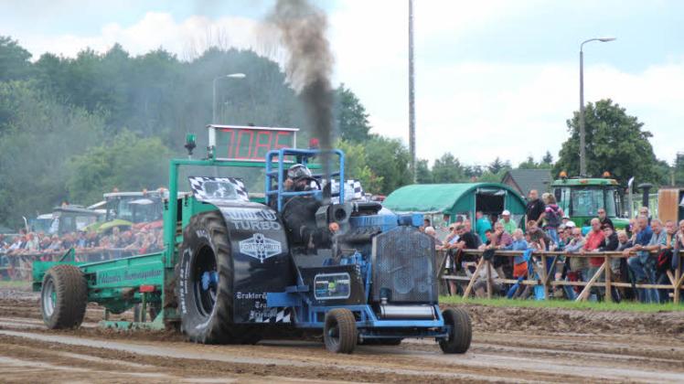 80 Fahrzeuge, gut 2500 Besucher, mehr Händler als jemals zuvor – der Rosenow Traktor Pulling Cup entwickelt sich immer mehr zum Volksfest.