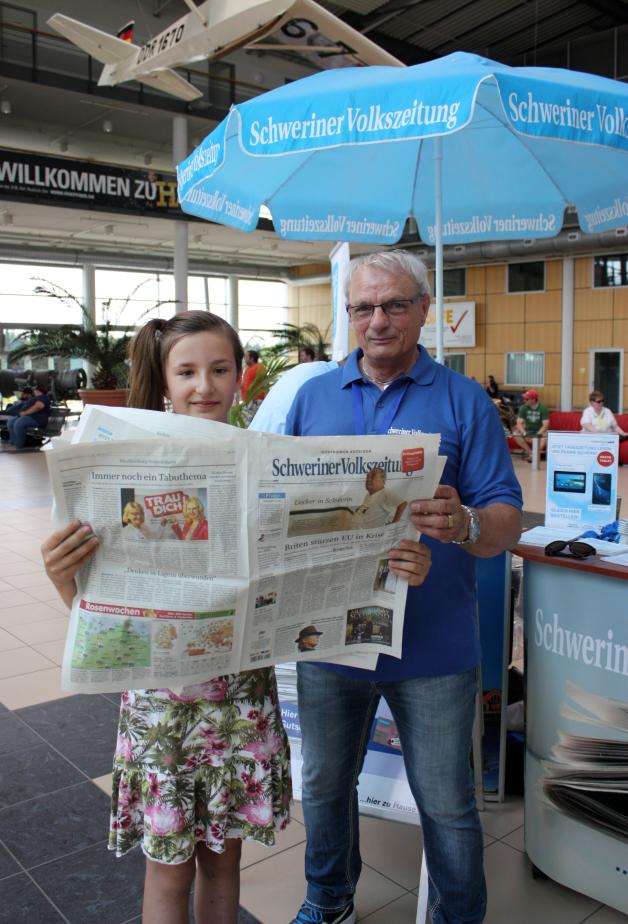 Lilli aus Teterow ist zwar erst 10 Jahre alt, aber sie wirft schon mal gerne einen Blick in unsere Zeitung, damit sie weiß was bei den Großen so läuft. Verlagsmitarbeiter Klaus liest mit.