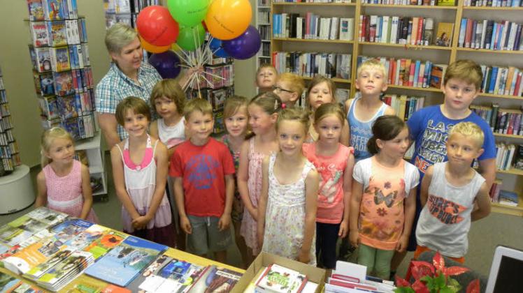 Bibliothekarin Sabine Saalmann überraschte die Erstklässler bei ihrem Bibliotheksbesuch mit Luftballons. Fotos: roswitha spöhr 