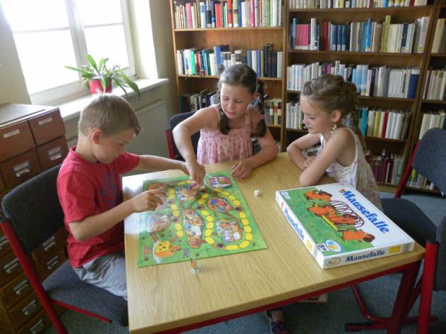 Spielspaß in der Bibliothek, v.l. Dustin, Maxima-Sophie und Alina.