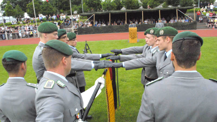 Feierliches Gelöbnis in der Ernst-Moritz-Arndt-Kaserne an der Truppenfahne für 74 Rekruten.  