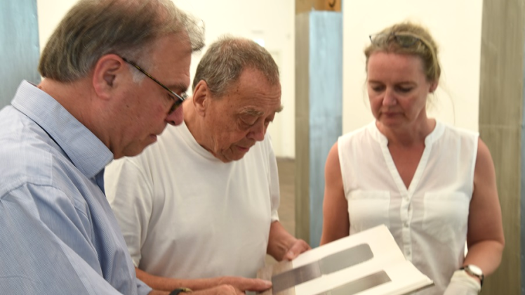 Günther Uecker beim Aufbau seiner Ausstellung im oberen Saal des Neubaus in Schwerin zusammen mit Kurator Gerhard Graulich (l.)