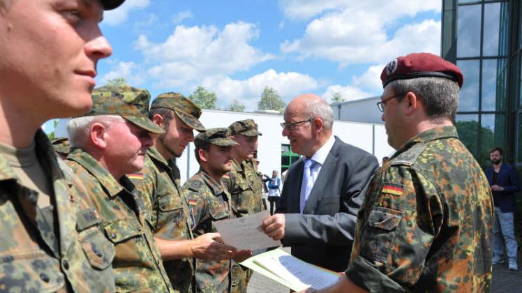 Dankesurkunden für ihren Einsatz im Rahmen der Flüchtlingshilfe übergeben Oberbürgermeister Roland Methling (2.v.r.) und Oberstleutnant Helge Stahn (r.) den Soldaten.  