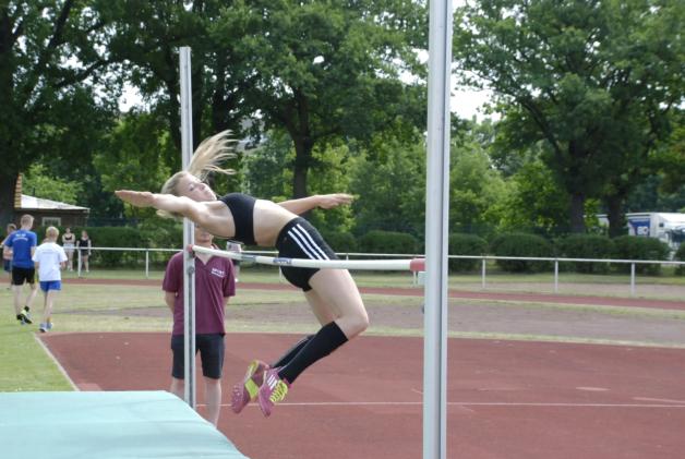 Abgehoben: Larissa Kruse (SVF Neustadt-Glewe) schraubte ihre Bestmarke im Hochsprung auf hervorragende 1,54 m. Abgehoben: Larissa Kruse (SVF Neustadt-Glewe) schraubte ihre Bestmarke im Hochsprung auf hervorragende 1,54 m.