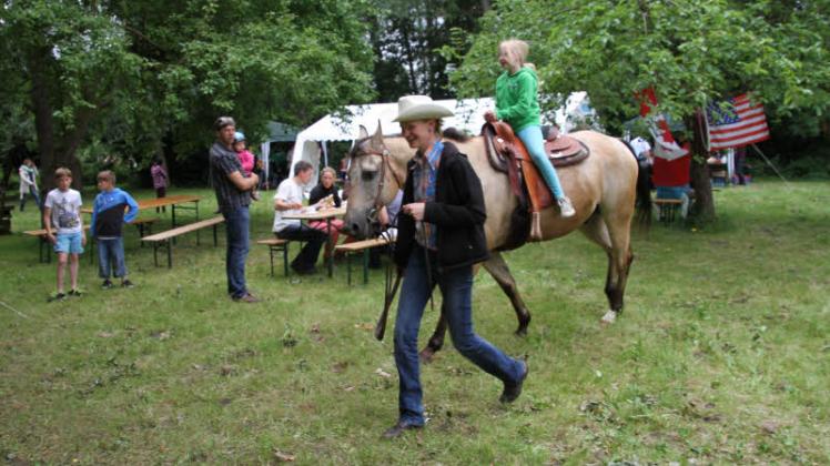 Petra Saggau hatte auch im vergangenen Jahr ihr Pferd Mahee mit in den Brüeler Pfarrgarten gebracht.  