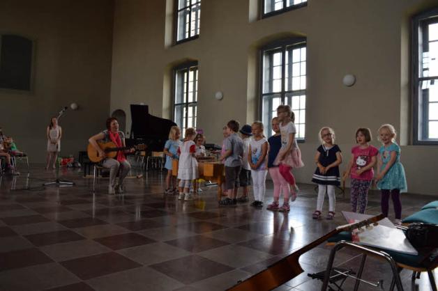 Die Kleinen haben ihren großen Auftritt: Arbeitsstellenleiterin für Bützow, Ulrike Lutsch, singt zusammen mit ihren Schülern aus der Kita Lebenshilfe das Lied von den Tönen.  Fotos: Nicole Groth 