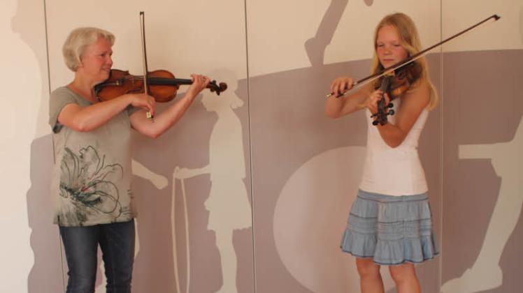 Anna Magdalena und Musiklehrerin Sigrun Haß spielen zur Eröffnung der Ausstellung am Montag um 17 Uhr