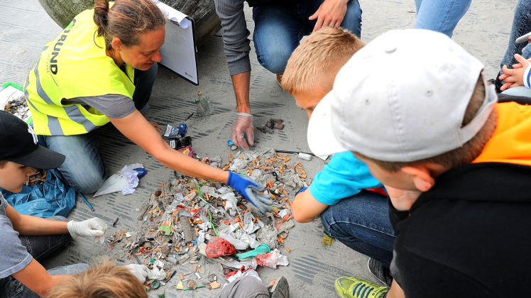 Meeresschutzexpertin Elke Körner zählt am Strand von Zingst nach einer Müllsammelaktion mit Schülern die gefundenen Zigarettenkippen. Die Ostsee braucht nach Überzeugung der Umweltschutzorganisation BUND einen konsequenteren Schutz als bisher. 