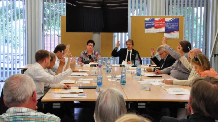 Der Gemeindewahlausschuss der Hansestadt um Leiter Robert Stach (Mitte) hat alle 28 eingereichten Kandidatenvorschläge einstimmig bestätigt. 