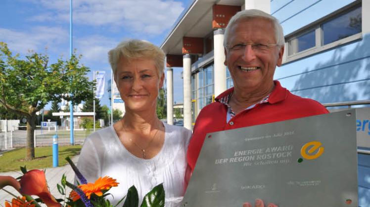 Mit dem ersten Energie Award der Region Rostock nehmen Gudrun und Peter Duschek mit nach Hause. Der Preis wurde von den Stadtwerken Rostock und der Karo gAG ins Leben gerufen.  