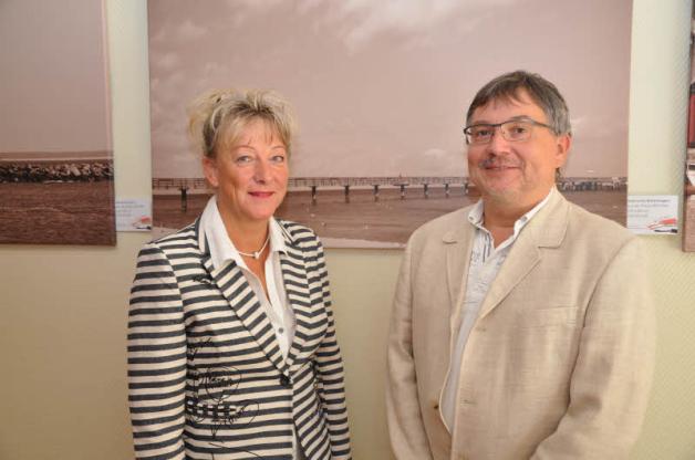 Natürlich vor einem weiteren Ostseemotiv: Hotelchefin Gabriele Schumacher-Poschmann und Andreas Fenner; auf der Seebrücke Boltenhagen ein Mann in einer roten Jacke. Natürlich vor einem weiteren Ostseemotiv: Hotelchefin Gabriele Schumacher-Poschmann und Andreas Fenner; auf der Seebrücke Boltenhagen ein Mann in einer roten Jacke.