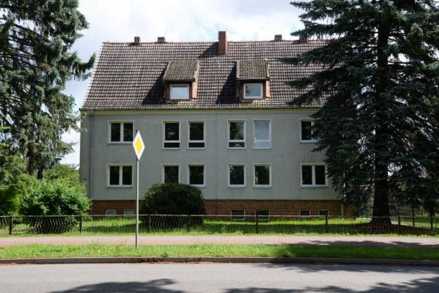Die Wobau richtet bis Mitte September einen Wohnblock in der Bahnhofstraße her. Fotos: nien Die Wobau richtet bis Mitte September einen Wohnblock in der Bahnhofstraße her. Fotos: nien