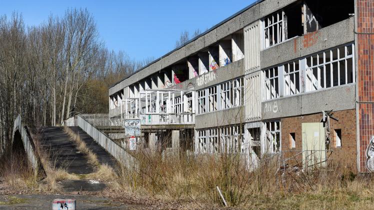 Die Ruine der ehemaligen Salvador-Allende-Klinik in Lütten Klein.
