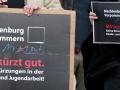 Vor dem Rathaus in Rostock demonstrieren 2013 Vertreter von Landesjugendverbänden unter dem Motto "MV kürzt gut. Die Kinder- und Jugendhilfe in MV leidet unter organisatorischen und finanziellen Schwächen, so eine aktuelle Studie.   