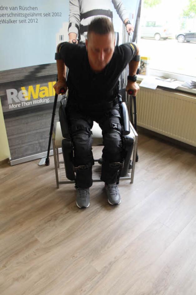 Dirk Janzen beugt sich leicht nach vorn – und wird nach oben gehievt. Dirk Janzen beugt sich leicht nach vorn – und wird nach oben gehievt.