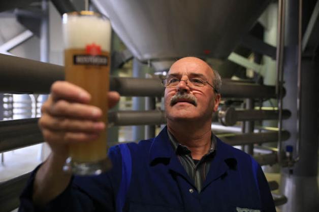 Mehr als 40 Jahre arbeitet Bernd Esins in der Rostocker Brauerei. Mehr als 40 Jahre arbeitet Bernd Esins in der Rostocker Brauerei.