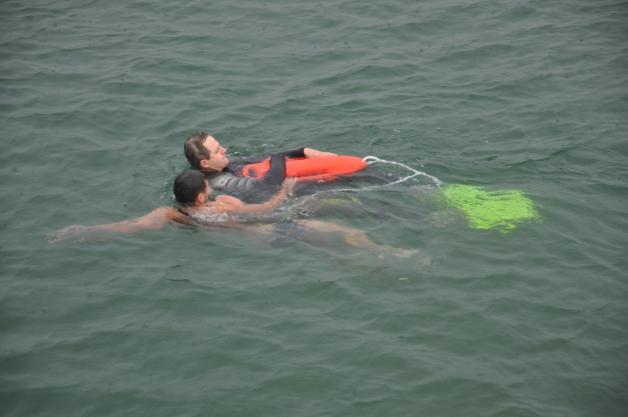 Mithilfe einer Rettungsboje  wird der in Not Geratene zurück ans Ufer gebracht.  Fotos: Josefine Rosse 