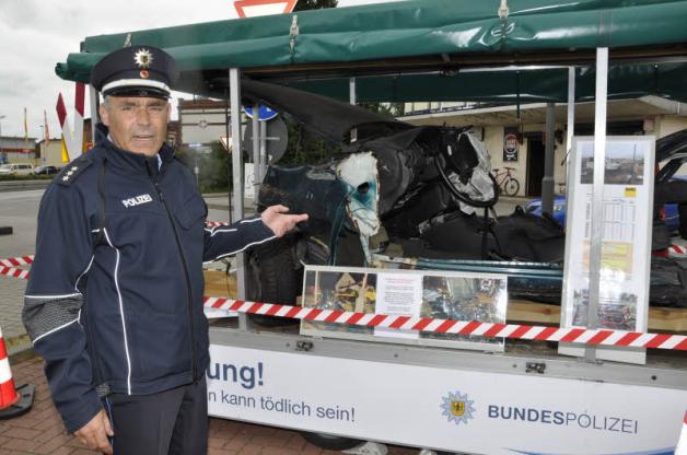 Bundespolizei-Sprecher Frank Schmoll zeigte den Crash-Pkw. Bundespolizei-Sprecher Frank Schmoll zeigte den Crash-Pkw.