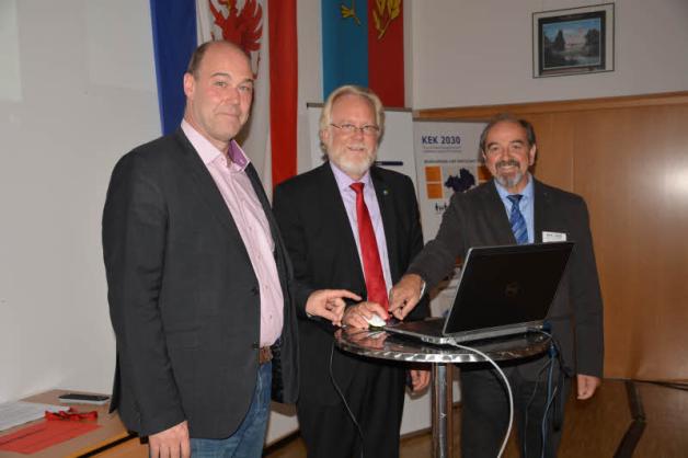 Olaf Steinberg (l.), Rolf Christiansen und Joachim Müller (r.) starten die Online-Dialog-Plattform zum KEK 2030. Fotos: Mick Olaf Steinberg (l.), Rolf Christiansen und Joachim Müller (r.) starten die Online-Dialog-Plattform zum KEK 2030. Fotos: Mick