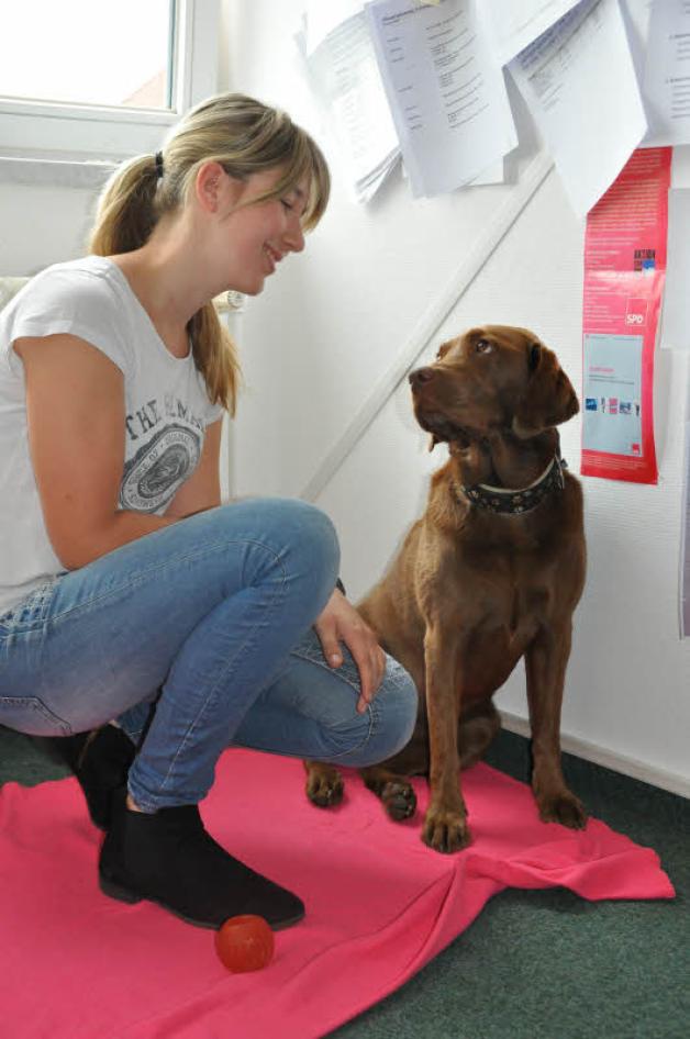 Ein Herz und eine Seele: Luise und Labrador Emma. Ein Herz und eine Seele: Luise und Labrador Emma.