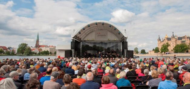 Das große Open-Air-Konzert findet  am Sonnabend um 19 Uhr vor der  Kulisse des  Schlosses statt. 