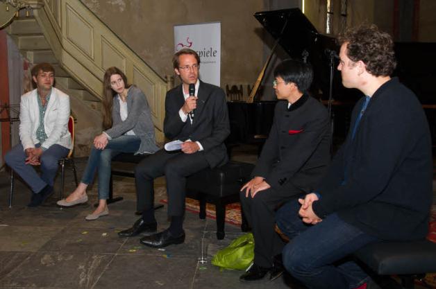 In der Wittenburger St.-Bartholomäus-Kirche begrüßte der Intendant der Festspiele, Dr. Marcus Fein, die diesjährigen Preisträger Nils Mönkemeyer, Vilde Frang, Kit Armstrong und Philipp Bohnen (v. l.). Fotos: Tilo Röpcke In der Wittenburger St.-Bartholomäus-Kirche begrüßte der Intendant der Festspiele, Dr. Marcus Fein, die diesjährigen Preisträger Nils Mönkemeyer, Vilde Frang, Kit Armstrong und Philipp Bohnen (v. l.). Fotos: Tilo Röpcke
