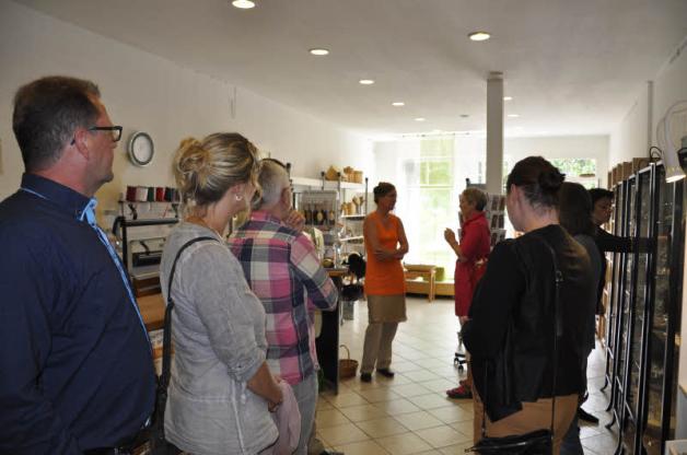 Besuch im KaDeWe, dem Kaufhaus des Wendlands, in dem sich 26 Kunsthandwerker zusammen geschlossen haben, um gemeinsam ihre Produkte anzubieten. Jeder steht dafür zwei halbe Tage monatlich im Laden.  Fotos: Katja Frick 