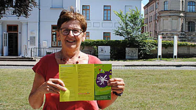 Zwischen zwei kulturellen Erlebnispunkten der Stadt Güstrow, dem Stadtmuseum und dem Schloss, präsentiert Heidemarie Beyer den Kinder-Kunst-Kompass 2016. Beide Einrichtungen sind wieder mit Angeboten dabei.  