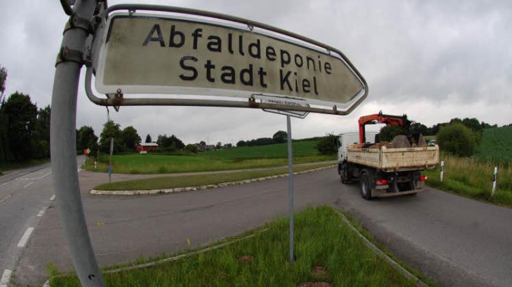An der Rendsburger Landstraße (links) liegt die Deponie der Stadt Kiel für nicht brennbare Abfälle. 
