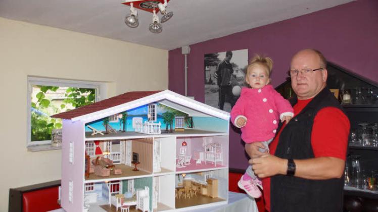 Michael Schwertner hat für seine Enkelin Lotti ein traumhaftes Puppenhaus gebaut.  