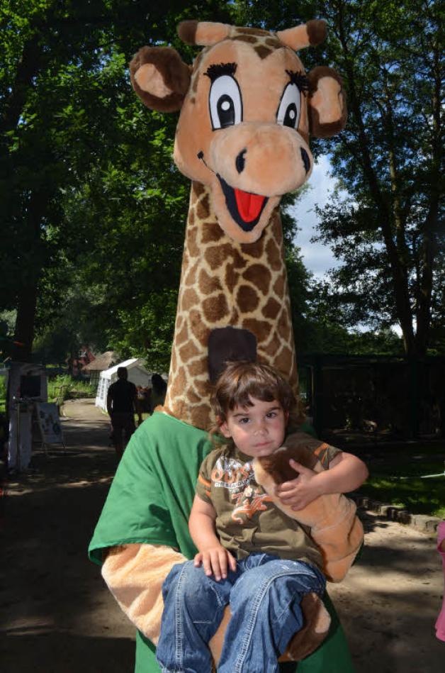 Die AWG-Giraffe für ein besonderes Foto – hier mit Michelle Schmidt aus Parchim – durfte nicht fehlen.