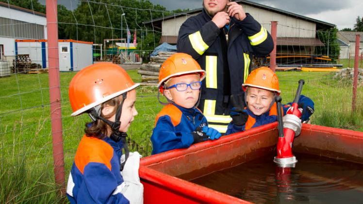 Wenn ich groß bin, werde ich Feuerwehrmann, sind sich Alina, Marcel und Leandro sicher.