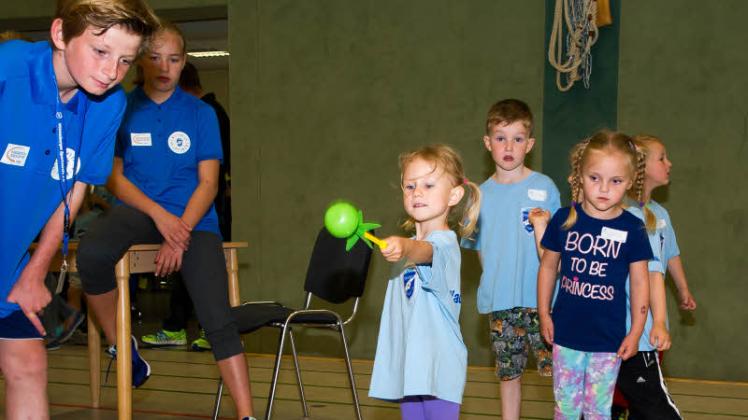 Geschicklichkeit war beim Zielwurf verlangt. 70 Kinder wetteiferten beim Interkulturellen Sportfest in Wittenburg um den Sieg.