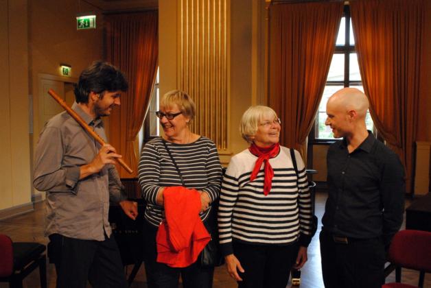 Den Künstlern nahe sein: Elisabeth Schönemann (2.v.l.) und Susanne Bogenhardt trafen Gergely Bodoky (l.) und Petteri Pitko. Den Künstlern nahe sein: Elisabeth Schönemann (2.v.l.) und Susanne Bogenhardt trafen Gergely Bodoky (l.) und Petteri Pitko.