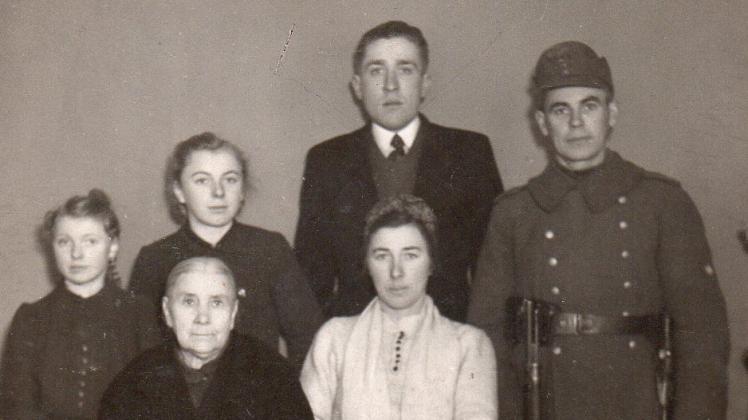 Eugenie Schormanns Familie im Jahr 1943. In der hinteren Reihe sind von links Schwester Agnes, Eugenie, der Knecht und der Vater zu sehen, davor Großmutter und Mutter und vorn der kleine Leo.