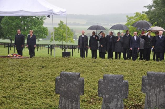 Bundeskanzlerin Angela Merkel und der französische Präsident Francois Hollande gedenken der Gefallenen der Schlacht von Verdun. Bundeskanzlerin Angela Merkel und der französische Präsident Francois Hollande gedenken der Gefallenen der Schlacht von Verdun.