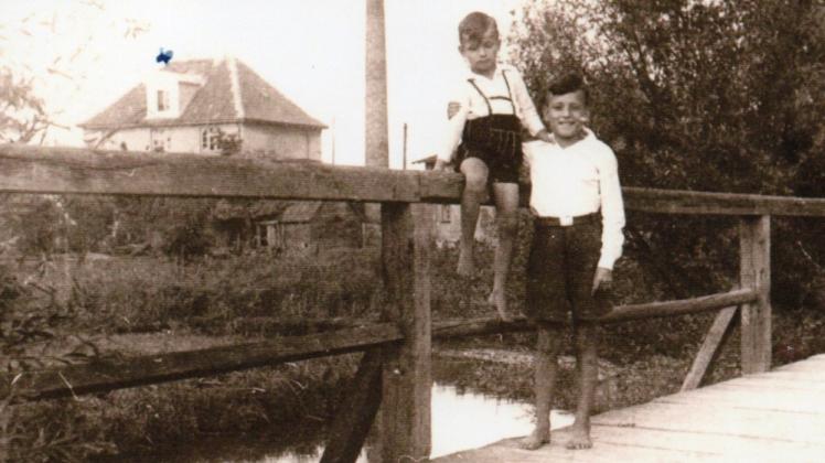 Das Foto aus dem Jahr 1948 zeigt die Brüder Detlef und Eberhard auf der alten Holzbrücke in Törber.