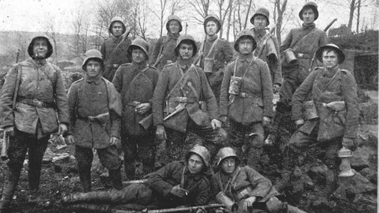1916 zogen deutsche Soldaten erstmals mit Stahlhelm in die Schlacht.  Repro: Richter 