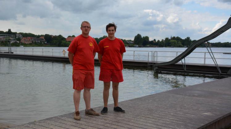 Sie haben alles im Blick: Rettungsschwimmer Fabian Koch (r.) und Pascal Timm sichern den Strand in Zarrentin. 