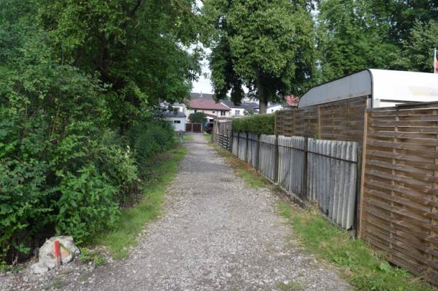 Durch diesen schmalen Weg zum August-Cords-Park müssen die Pkw-Fahrer während der sechs Umleitungs-Wochen durch. Durch diesen schmalen Weg zum August-Cords-Park müssen die Pkw-Fahrer während der sechs Umleitungs-Wochen durch.