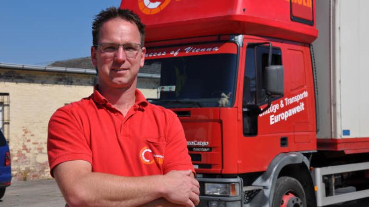 Vor acht Jahren gründete Christian Brauer sein Transportunternehmen. Seine Fahrzeuge und Mitarbeiter sind in ganz Europa unterwegs. In der Region fördert der Firmenchef ehrenamtliches Engagement.. 