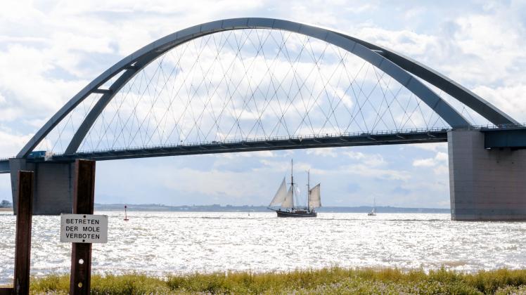 Der „Kleiderbügel“ über dem Fehmarnsund.