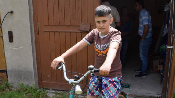 Der zehnjährige Achmed freut sich über sein neues Fahrrad, das er gleich am ersten offiziellen Öffnungstag der Fahrradgarage bekommen hat.  