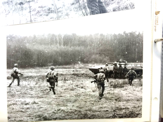 Historische Aufnahme, Bundeswehrsoldaten im Übungseinsatz mit dem sowjetischen Schützenpanzer (BMP).  