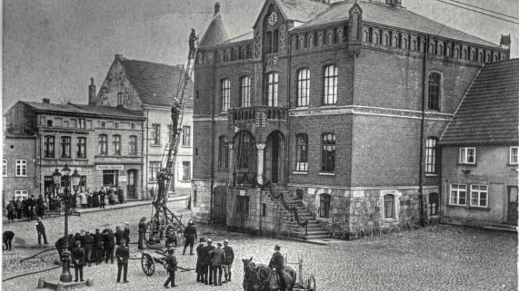 Aus dem Jahr 1927 stammt diese Aufnahme, die die Laager Kameraden vor dem Rathaus zeigt.  Repro: FFW Laage 