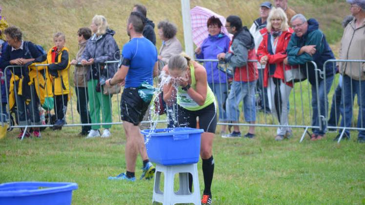 Abkühlung nach dem Ziel: 15 Kilometer-Siegerin Yvonne Loock gönnt sich einen Schuss kaltes Wasser. 