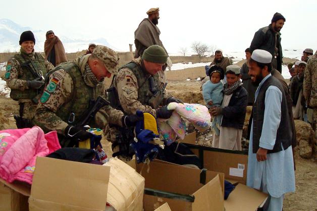 Einsatzerfahren, Hagenower Grenadiere beim Verteilen von Spenden in Afghanistan Einsatzerfahren, Hagenower Grenadiere beim Verteilen von Spenden in Afghanistan